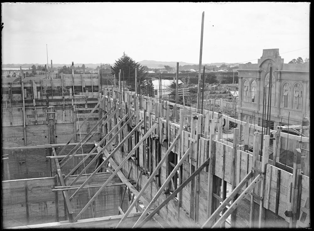 Drewniane deskowanie i konstrukcja betonowa podczas budowy w 1924 roku